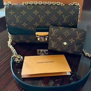 Loui Vuitton Chain Handbag & Wallet